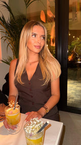Set Larissa – Hose & Weste in Dunkelbraun